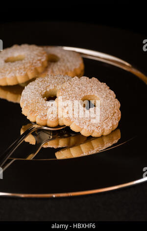 Biscotti riflessa su di un piatto d'argento Foto Stock