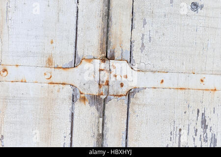 Gli sfondi di legno porta Vecchia da schede scurito con arcaico piastre di ferro Foto Stock