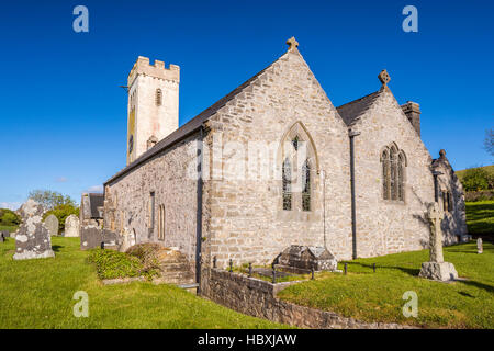 Saint James Chiesa di Manorbier, Il Pembrokeshire Coast National Park, Pembrokeshire, Wales, Regno Unito, Europa. Foto Stock