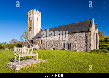 Saint James Chiesa di Manorbier, Il Pembrokeshire Coast National Park, Pembrokeshire, Wales, Regno Unito, Europa. Foto Stock