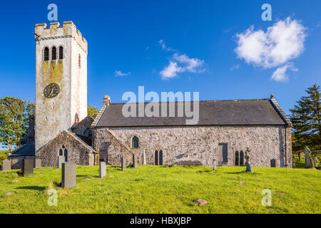 Saint James Chiesa di Manorbier, Il Pembrokeshire Coast National Park, Pembrokeshire, Wales, Regno Unito, Europa. Foto Stock