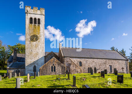 Saint James Chiesa di Manorbier, Il Pembrokeshire Coast National Park, Pembrokeshire, Wales, Regno Unito, Europa. Foto Stock