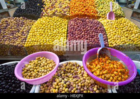 Supporto con diverse varietà di olive a Meknes mercato. Il Marocco. Foto Stock