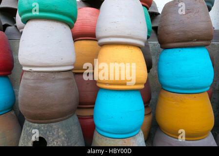 Righe di vasi colorati visualizzati in Ubud mercato turistico. Bali, Indonesia Foto Stock