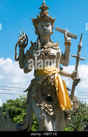 Tempio Balinese con l induismo figure, Indonesia Foto Stock