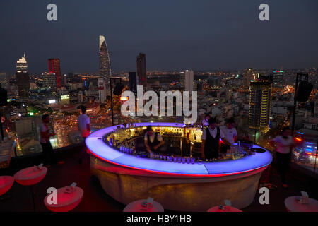 Chill Skybar al crepuscolo, Ho Chi Minh (Saigon), Vietnam Foto Stock