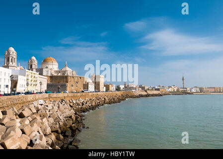 Cielo blu, il lungomare e la cattedrale in Campo del Sur a Cadiz, Spagna Foto Stock