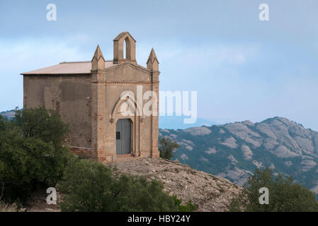 La piccola cappella e la montagna vicino al monastero di Montserrat in Catalogna Foto Stock