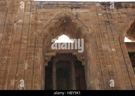 Iscrizione sulla parete, Adhai Din Jhonpra Ka, Ajmer, Rajasthan, India. Secondo la leggenda, la costruzione nel 1153 ha avuto solo due giorni e mezzo. Foto Stock