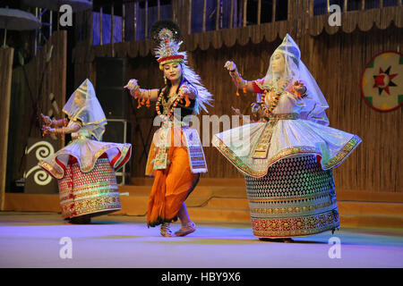 Un gruppo di musica da ballo di Manipur ballerini eseguono Manipur Rass danza sul palco. Ajmer, Rajasthan, India durante un tribal dance festival Foto Stock