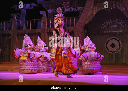 Un gruppo di musica da ballo di Manipur ballerini eseguono Manipur Rass danza sul palco . Ajmer,Rajasthan, India durante un tribal dance festival Foto Stock