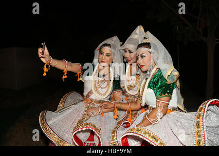 Un gruppo di musica da ballo di Manipur ballerini facendo clic selfie . Ajmer,Rajasthan, India durante un tribal dance festival Foto Stock