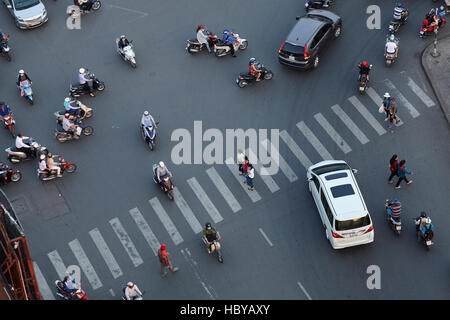 Motocicli, automobili, e attraversamento pedonale a Ben Thanh rotonda, la città di Ho Chi Minh (Saigon), Vietnam Foto Stock