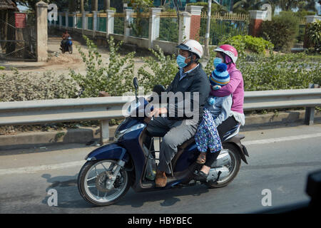 Familiy di tre su scooter, Città di Ho Chi Minh (Saigon), Vietnam Foto Stock