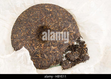 Pu-erh fermentato tè cinese in un rotolo Foto Stock