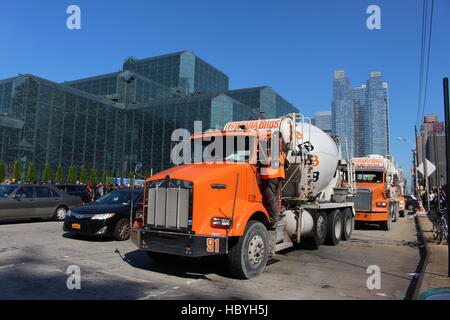 Carrello americano a New York il traffico esterno il Javits Center Foto Stock