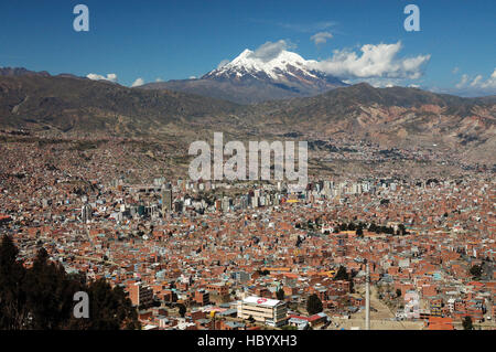 La Paz con Mt. Illimani dietro, visto da di El Alto, Bolivia, Sud America Foto Stock