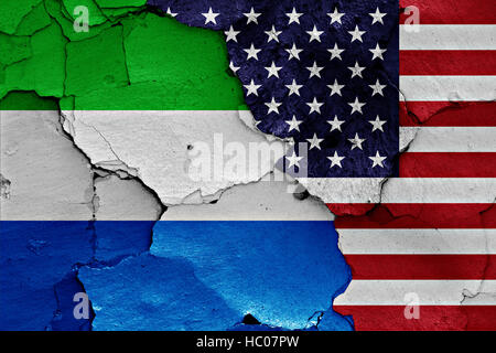 Bandiere di Sierra leone e usa dipinta sulla parete incrinato Foto Stock