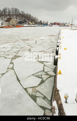 Kettle Creek sorge ancora congelati in inverno, prima di raggiungere il Lago Erie in Port Stanley, Ontario, Canada Foto Stock