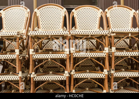 Close-up di pile di diversi bistro di vimini sedie sul marciapiede al di fuori di una caffetteria in Chicago, Illinois, Stati Uniti d'America. Foto Stock