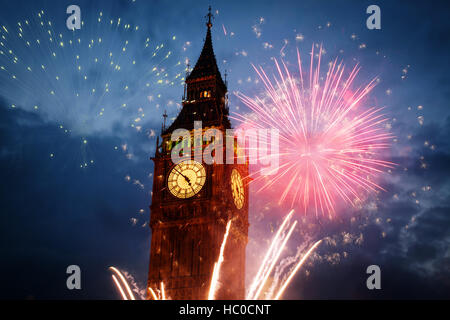 Esplosivo fuochi d'artificio riempie il cielo intorno al Big Ben. Veglione di Capodanno sfondo Foto Stock