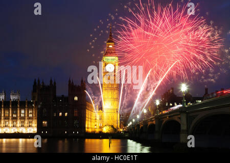 Esplosivo fuochi d'artificio riempie il cielo intorno al Big Ben. Veglione di Capodanno sfondo Foto Stock