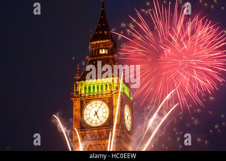 Esplosivo fuochi d'artificio riempie il cielo intorno al Big Ben. Veglione di Capodanno sfondo Foto Stock