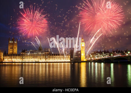 Esplosivo fuochi d'artificio riempie il cielo intorno al Big Ben. Veglione di Capodanno sfondo Foto Stock