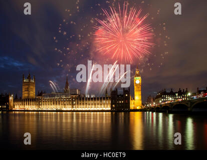 Esplosivo fuochi d'artificio riempie il cielo intorno al Big Ben. Veglione di Capodanno sfondo Foto Stock