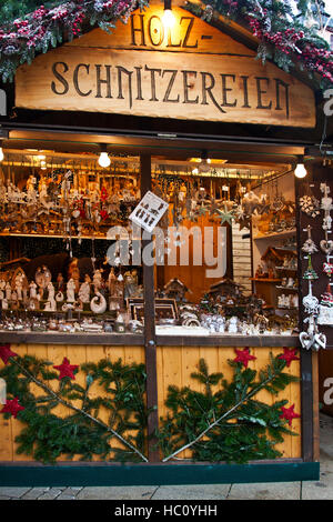 Natale mercato artigianale a Ludwigsberg, Germania, un schnitzereien, artigiano negozio con cura gli ornamenti in legno e altri holiday Foto Stock