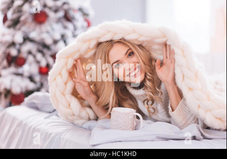 Allegro giovane donna sorridente Foto Stock