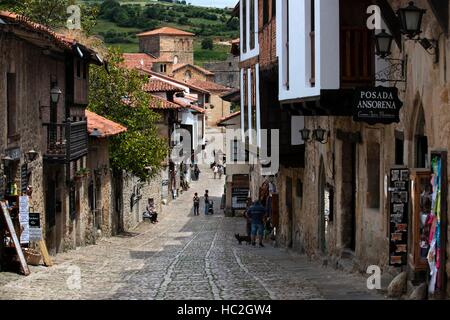 Santillana Del Mar, Borgo medievale in Cantabria, Spagna. Una delle fermate del Transcantabrico Gran Lujo treno di lusso. Foto Stock