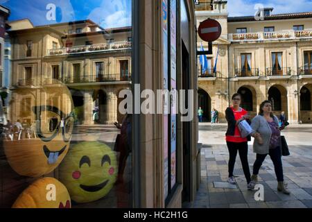 Artistico edificio storico municipio e il centro della città di Oviedo, Asturias, Spagna. Una delle fermate del Transcantabrico Gran Lujo treno di lusso. Foto Stock