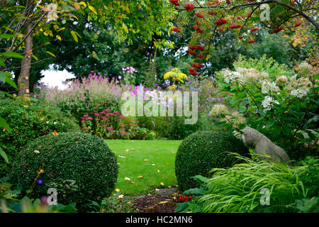 Giardini Patthana kiltegan wicklow mix letto misto di confine hydrangea display sorbus rowan tree cat statua floreale RM Foto Stock