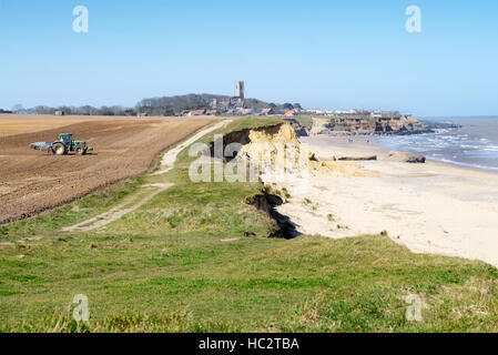 Erosione costiera è un grave problema nel villaggio di Happisburgh Norfolk England Regno Unito GB Foto Stock