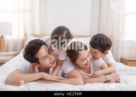 Ritratto di armoniosa famiglia coreana in bianche vesti Foto Stock