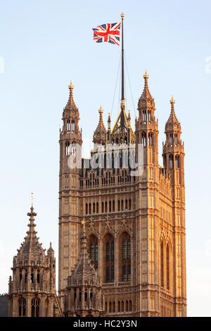 Unione battenti bandiera sulla sommità della torre di Victoria, parte del Palazzo di Westminster a Londra, Regno Unito. Foto Stock