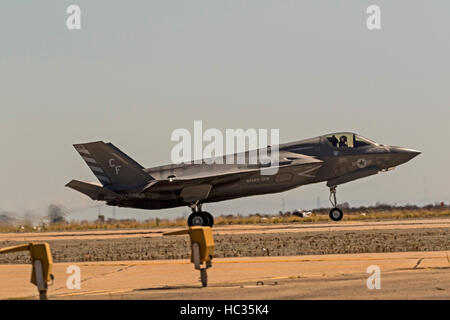 Velivolo F-35 Lightning stealth fighter battenti a 2016 Miramar Air Show a San Diego, California Foto Stock