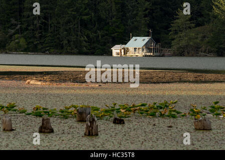 Casa galleggiante sul Lago Tahkenitch, Oregon. Foto Stock