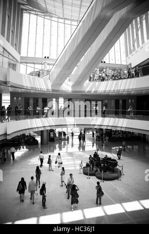 Una scena di occupato del locale di Hong Kong Shopping Arcade in immagini in bianco e nero. Foto Stock