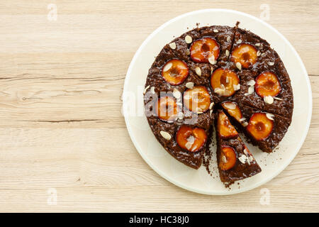 Home Sticky cotta al cioccolato torta di prugne Foto Stock