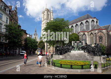 Hubert e Jan van Eyck Monumento al di fuori della cattedrale di San Bavone, il centro città di Gand, Fiandre Occidentali, Belgio, Europa Foto Stock