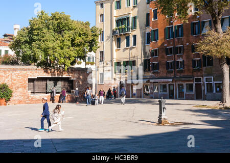 Venezia, Italia - 12 ottobre 2016: la gente sulla piazza principale del Ghetto Veneziano (in Campo del Ghetto Novo). Ity era la zona di Venezia in cui gli ebrei erano com Foto Stock