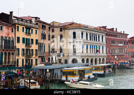 Venezia, Italia - 14 ottobre 2016: acqua bus (fermata Rialto) sul Canal Grande a Venezia città nella piovosa giornata d'autunno. Il Grand Canal costituisce uno dei principali wa Foto Stock