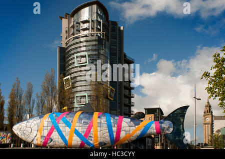 La grande scultura di pesce da John gentilezza, Donegall Quay, fiume Lagan, Belfast, Irlanda del Nord, Regno Unito. Torna la barca edificio per uffici. I grandi pesci anche Foto Stock