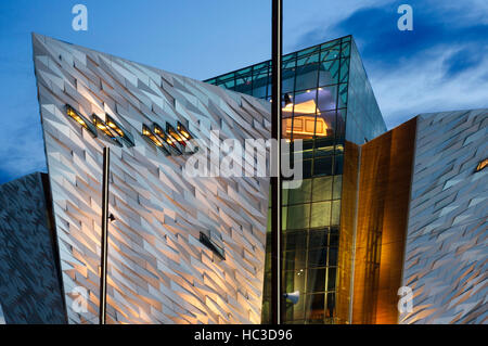 Titanic Belfast Museo e Centro Visitatori, Titanic Quarter, Belfast, Irlanda del Nord, Regno Unito. I suoi creatori descrivere Titanic Belfast museo come un 'must se Foto Stock