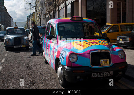 Belfast taxi cub nel centro della città di Belfast, Irlanda del Nord, Regno Unito. Questo taxi tour vi verrà a prendere al vostro hotel e vi porterà in un viaggio intorno al cit Foto Stock