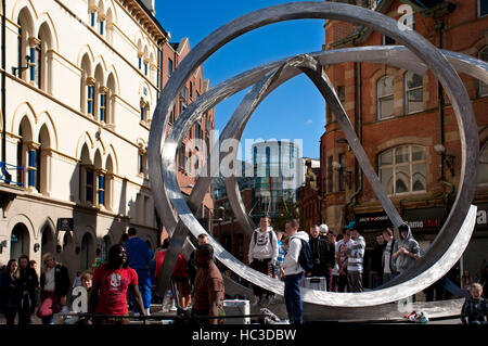 Spirito di Belfast scultura di Dan George, Arthur Square, Belfast, Irlanda del Nord, Regno Unito. La scultura è stata presentata il 25 settembre 2009 dopo una serie Foto Stock