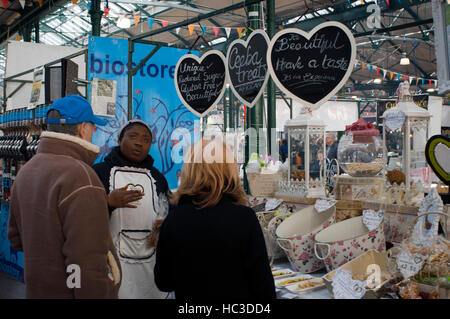 Alimenti biologici all'interno di San Giorgio il mercato, Belfast, Irlanda del Nord, Regno Unito. St George's Market è uno di Belfast più antiche attrazioni. Essa fu costruita betwee Foto Stock