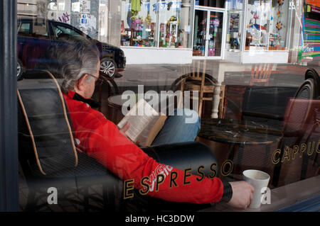 Riflessioni in una finestra di uno dei caffè nel centro di Belfast, Irlanda del Nord, Regno Unito. Mangiare fuori è uno dei grandi piaceri della vita. Si tratta di als Foto Stock